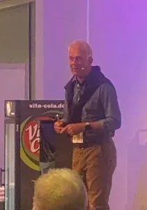 Christian Danner hält Vortrag auf dem Bechtle IT-Forum 2024 über Digitalisierung. Parallelen zum Rennsport.