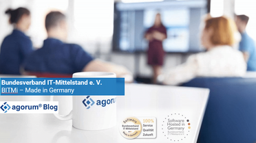 Das Bild zeigt das BITMi-Gütesiegel 'Made in Germany' mit dem Logo von agorum Software und einer Tasse im Vordergrund.
