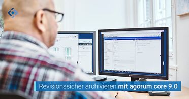 Ein Mitarbeiter arbeitet an einem Dual-Monitor-Setup und zeigt die Benutzeroberfläche eines Open Source Dokumentenmanagement-Systems.