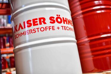 Ein großes Fass mit der Aufschrift Kaiser Söhne Schmierstoffe + Technik in einem Lager der Mineralölbranche.