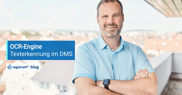 Ein Mann in einem blauen Hemd steht auf einem Balkon, im Hintergrund ist eine Stadtlandschaft zu sehen. Im Vordergrund befindet sich ein blaues Banner mit dem Text 'OCR-Engine Texterkennung im DMS' und dem agorum Blog-Logo.