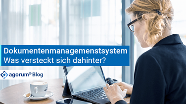 Eine Frau arbeitet an einem Laptop, daneben steht ein Kaffeebecher. Der Bildtext fragt, was sich hinter einem Dokumentenmanagementsystem verbirgt.