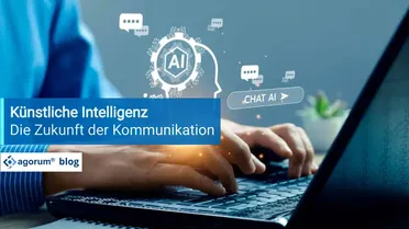 Eine Person tippt auf einem Laptop, der KI-basierte Chatfenster anzeigt, im Kontext von Dokumentenmanagement und Digitalisierung.