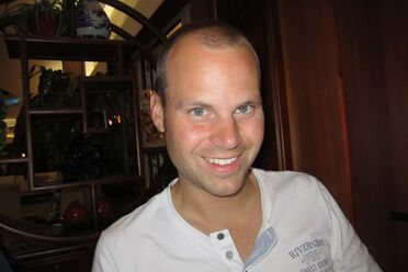 Oliver Schulze, Initiator und Kernentwickler von agorum Software GmbH, trägt ein weißes T-Shirt mit Aufschrift.