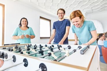 Mitarbeiter spielen Tischkicker während der Feier zum 20-jährigen Jubiläum der agorum Software GmbH.