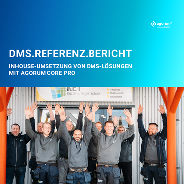 Mitarbeiter der Küsten-Energie-Technik stehen vor ihrem Büro und heben die Hände, um den Erfolg der Inhouse-Umsetzung von DMS-Lösungen mit agorum core pro zu feiern.