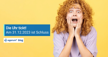 Eine Frau mit geschocktem Gesichtsausdruck hält ihre Hände vor den Mund, im Hintergrund steht der Text 'Die Uhr tickt! Am 31.12.2023 ist Schluss'.