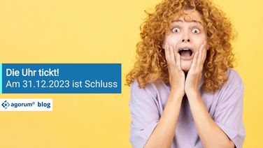 Eine Frau mit geschocktem Gesichtsausdruck hält ihre Hände vor den Mund, im Hintergrund steht der Text 'Die Uhr tickt! Am 31.12.2023 ist Schluss'.