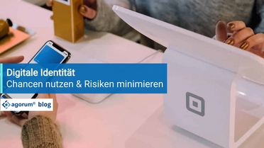 Eine Person nutzt ein Smartphone und ein Tablet zeigt eine Zahlstation, was die Nutzung der digitalen Identität für Online-Transaktionen veranschaulicht.