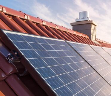 Photovoltaik-Anlage auf dem Dach der Küstenhaus Energie Technik GmbH in Schleswig-Holstein zur Digitalisierung der Energieerzeugung.
