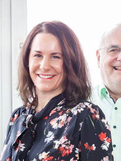 Vier Mitglieder der agorum Geschäftsleitung stehen vor einem Fenster, sie repräsentieren das Führungsteam des Unternehmens.