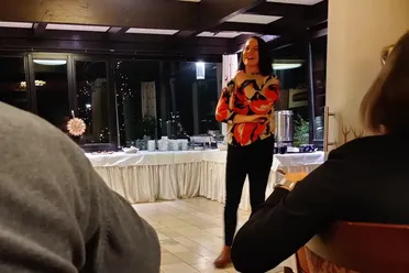 Anne Klein hält Rede auf Weihnachtsfeier vor Buffet. Vertriebsstrategie und Geschäftsprozesse im Open Source DMS optimieren.