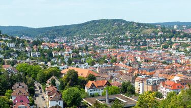 Panoramablick auf Stuttgart zeigt die Stadt mit ihren Wohngebieten und Geschäftsvierteln, wo Dokumentenmanagement-Lösungen von agorum Software GmbH eingesetzt werden.