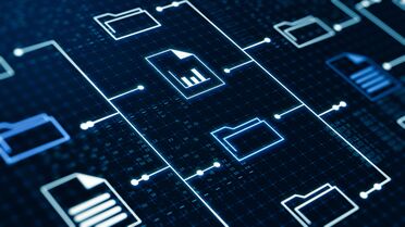 Ein digitales Interface zeigt vernetzte Dokumente und Datenstrukturen, die durch ein Enterprise Content Management System (ECMS) verwaltet werden.