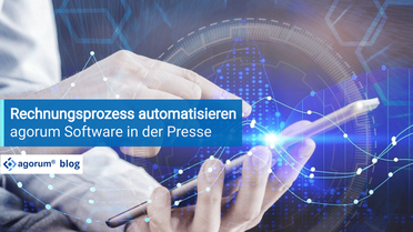 Eine Hand bedient ein Smartphone, das auf einem digitalen Hintergrund mit Datenvisualisierungen gezeigt wird, um den Rechnungsprozess zu automatisieren und zu digitalisieren.