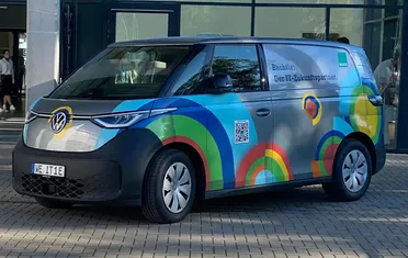 Der VW ID.Buzz von Bechtle, dem IT-Zukunftspartner, mit auffälligem Design. Fokus auf Digitalisierungslösungen für B2B Kunden.