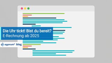 Ein Computerbildschirm zeigt eine Grafik mit der Aufforderung 'Die Uhr tickt! Bist du bereit? E-Rechnung ab 2025' und das Logo von agorum, was auf die Notwendigkeit der Digitalisierung von Rechnungsprozessen hinweist.