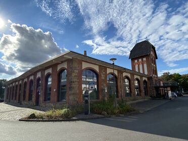 Bürogebäude der BES IT Solutions GmbH in Fulda zeigt ein historisches Gebäude mit modernen Fenstern und einem Turm.