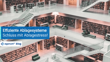 Moderne Bibliothek mit mehreren Stockwerken und Regalen voller Bücher, symbolisiert effizientes Dokumentenmanagement und Digitalisierung.