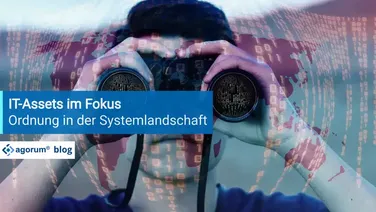 Person blickt durch Fernglas auf binären Code und Weltkarte. Fokus auf Ordnung der IT-Assets und Systemlandschaft im DMS.