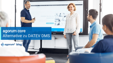 Präsentation zeigt agorum core als Alternative zu DATEV DMS auf einem großen Bildschirm mit mehreren Personen im Raum.