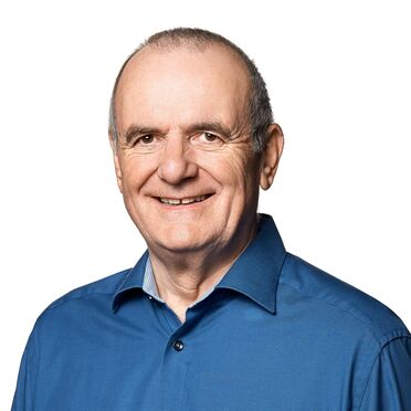 Rolf Lang, Gründer und Geschäftsführer von agorum Software GmbH, trägt ein blaues Hemd und lächelt in die Kamera.