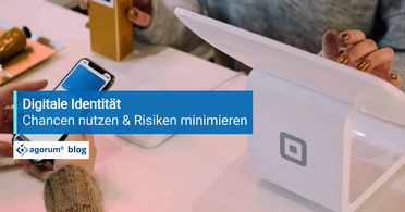 Eine Person nutzt ein Smartphone und ein Tablet zeigt eine Zahlstation, was die Nutzung der digitalen Identität für Online-Transaktionen veranschaulicht.