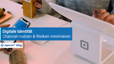 Eine Person nutzt ein Smartphone und ein Tablet zeigt eine Zahlstation, was die Nutzung der digitalen Identität für Online-Transaktionen veranschaulicht.