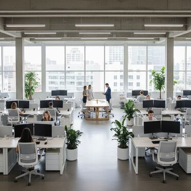Modernes Büro mit KI-Arbeitsplätzen
