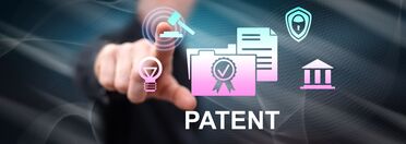 Eine Hand zeigt auf ein digitales Interface mit Symbolen für Patente, darunter ein Hammer, eine Glühbirne, ein Ordner mit Prüfsiegel, ein Dokument und ein Gebäude, was die Integration von Patentverwaltungssoftware und Dokumentenmanagement (DMS) symbolisie