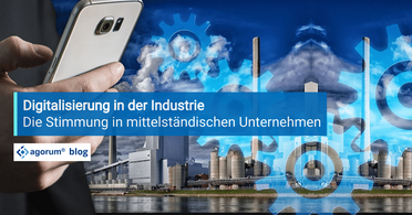 Eine Hand hält ein Smartphone vor einer Industrieanlage, die mit digitalen Zahnrädern überlagert ist, symbolisiert die Digitalisierung in der Industrie und die Stimmung in mittelständischen Unternehmen.