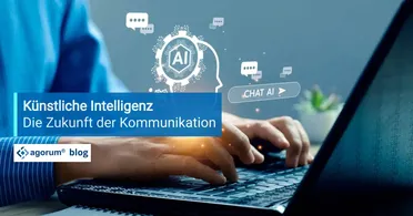 Eine Person tippt auf einem Laptop, der KI-basierte Chatfenster anzeigt, im Kontext von Dokumentenmanagement und Digitalisierung.