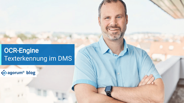 Ein Mann in einem blauen Hemd steht auf einem Balkon, im Hintergrund ist eine Stadtlandschaft zu sehen. Im Vordergrund befindet sich ein blaues Banner mit dem Text 'OCR-Engine Texterkennung im DMS' und dem agorum Blog-Logo.