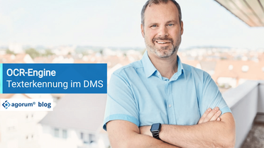 Ein Mann in einem blauen Hemd steht auf einem Balkon, im Hintergrund ist eine Stadtlandschaft zu sehen. Im Vordergrund befindet sich ein blaues Banner mit dem Text 'OCR-Engine Texterkennung im DMS' und dem agorum Blog-Logo.
