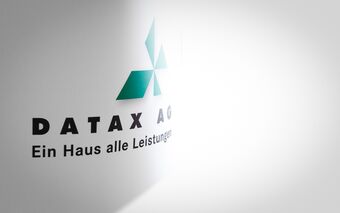 Logo der DATAX AG mit dem Slogan 'Ein Haus alle Leistungen'