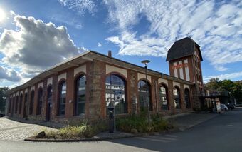 Bürogebäude der BES IT Solutions GmbH in Fulda zeigt ein historisches Gebäude mit modernen Fenstern und einem Turm.