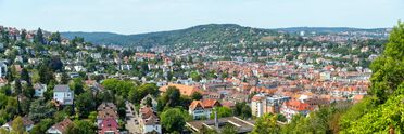 Panoramablick auf Stuttgart zeigt die Stadt mit ihren Wohngebieten und Geschäftsvierteln, wo Dokumentenmanagement-Lösungen von agorum Software GmbH eingesetzt werden.