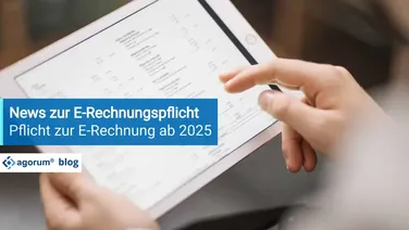 Eine Person bedient ein Tablet, das über die E-Rechnungspflicht ab 2025 informiert. Fokus auf Digitalisierung der Geschäftsprozesse.
