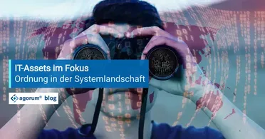 Person blickt durch Fernglas auf binären Code und Weltkarte. Fokus auf Ordnung der IT-Assets und Systemlandschaft im DMS.