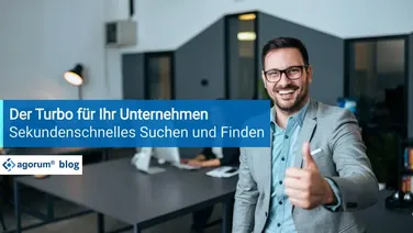 Ein lächelnder Mann zeigt den Daumen hoch im Büro. Schnellere Dokumentensuche steigert die Effizienz Ihrer Geschäftsprozesse. Jetzt mehr über Open Source DMS erfahren!