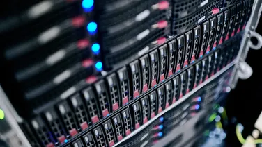 Detailaufnahme eines aktiven Servers mit Festplatten für revisionssichere Archivierung und effizientes Datenmanagement.