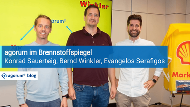 Drei Personen stehen vor einem Schild mit der Aufschrift Winkler und einem Shell-Markenstand, im Zusammenhang mit dem Einsatz von Dokumentenmanagement im Mineralöl- und Brennstoffhandel.