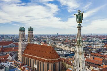 Luftaufnahme von München zeigt den Frauenturm und die Frauenkirche, Symbole der Stadt, die von effizientem digitalen Dokumentenmanagement profitiert.