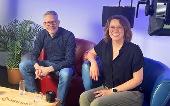 Zwei Personen sitzen in einem Studio und diskutieren über die erfolgreiche Partnerschaft mit der ETES GmbH im Rahmen des agorum talk Podcasts.