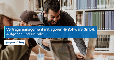Drei Personen arbeiten zusammen an einem Laptop, im Hintergrund sind Regale mit Ordnern zu sehen, was die Aufgaben und Gründe des Vertragsmanagements mit agorum Software GmbH verdeutlicht.