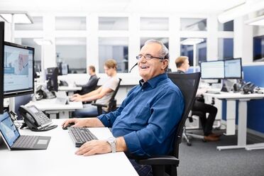 Büro der agorum Software GmbH zeigt Mitarbeiter bei der Arbeit mit Computern und zeigt die Arbeitsumgebung.