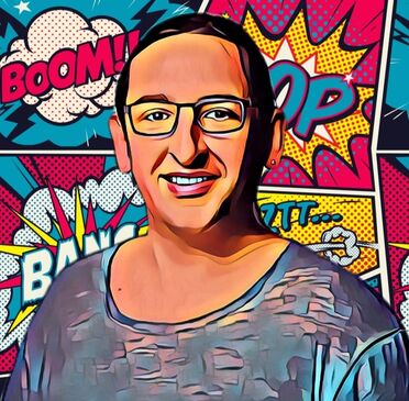 Gerd Matheis, Entwickler bei agorum, wird vor einem bunten Comic-Hintergrund mit den Worten 'BOOM!', 'BANG!' und 'POP!' dargestellt.