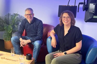 Zwei Personen sitzen in einem Studio und diskutieren über die erfolgreiche Partnerschaft mit der ETES GmbH im Rahmen des agorum talk Podcasts.
