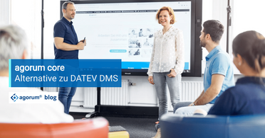 Präsentation zeigt agorum core als Alternative zu DATEV DMS auf einem großen Bildschirm mit mehreren Personen im Raum.