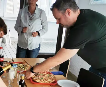 Lunchtime mit Flammkuchen - das Team kocht